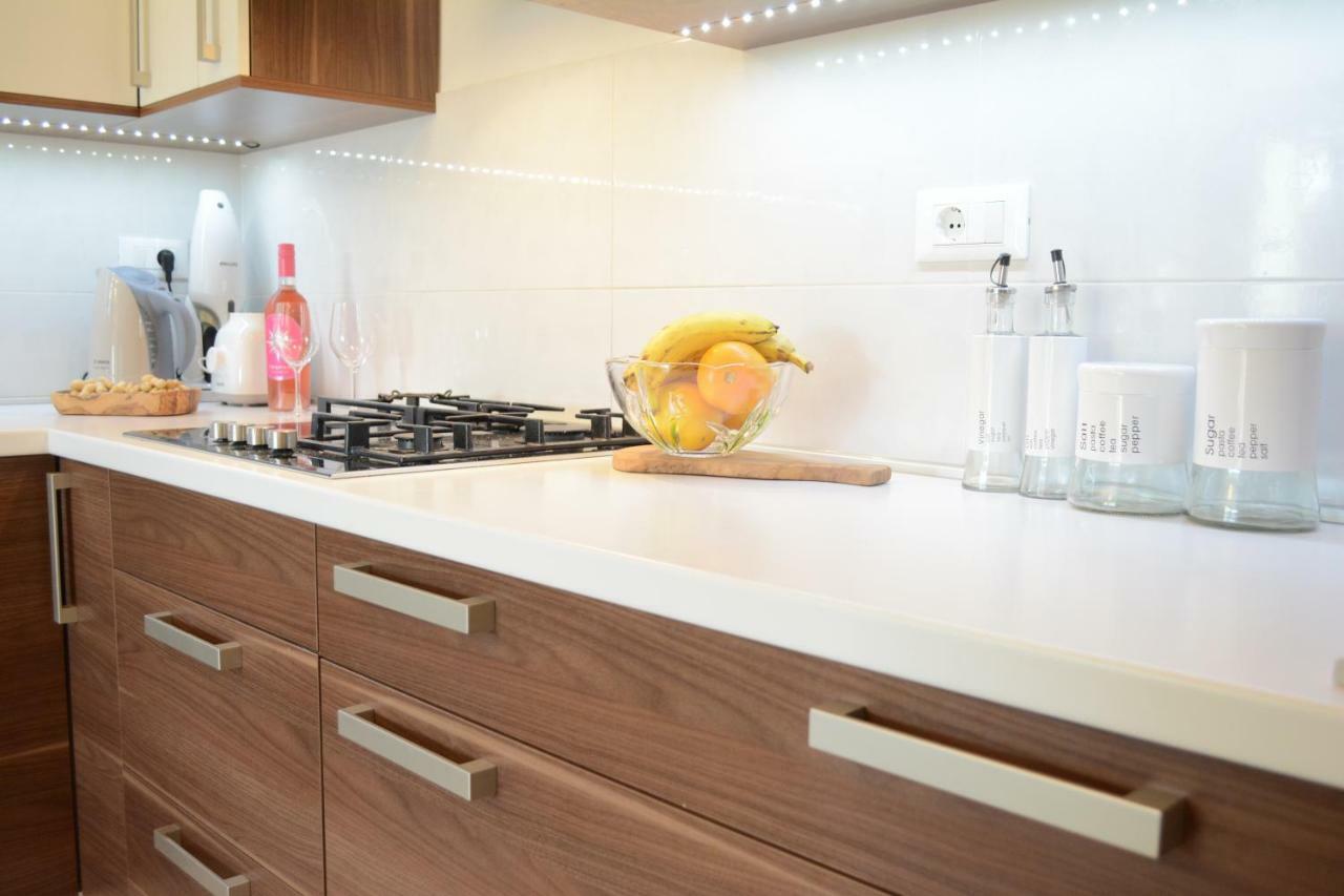 Luxury Apartment Sea Пула Екстериор снимка