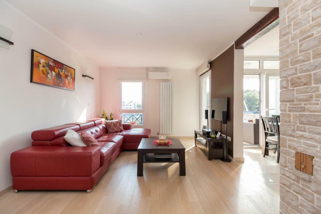Luxury Apartment Sea Пула Екстериор снимка