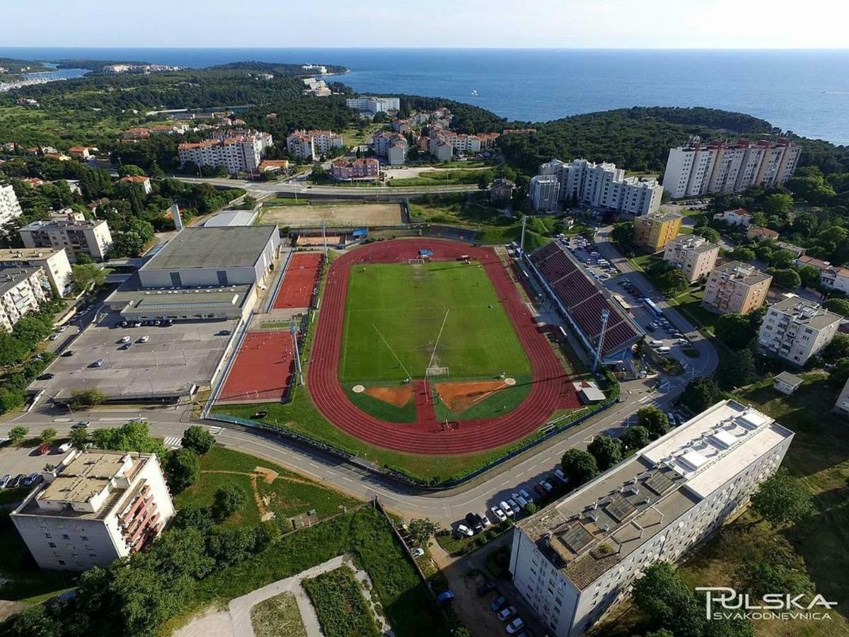 Luxury Apartment Sea Пула Екстериор снимка