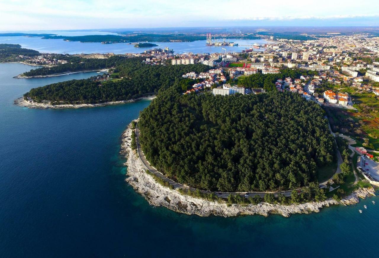 Luxury Apartment Sea Пула Екстериор снимка